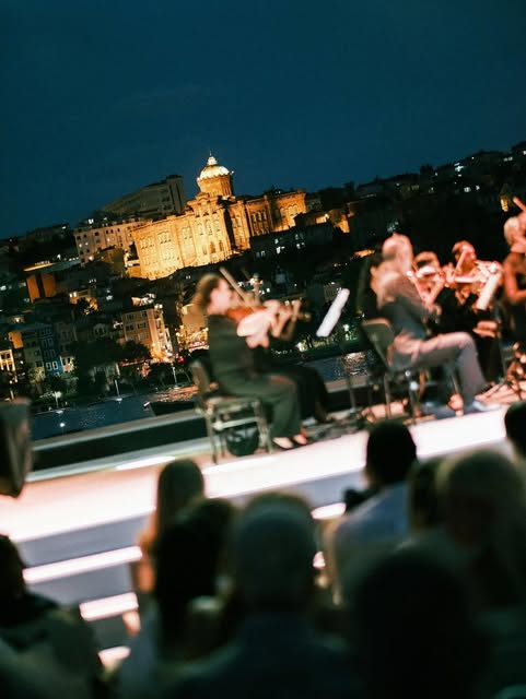 Açık hava konserinde seyirci ve sahne