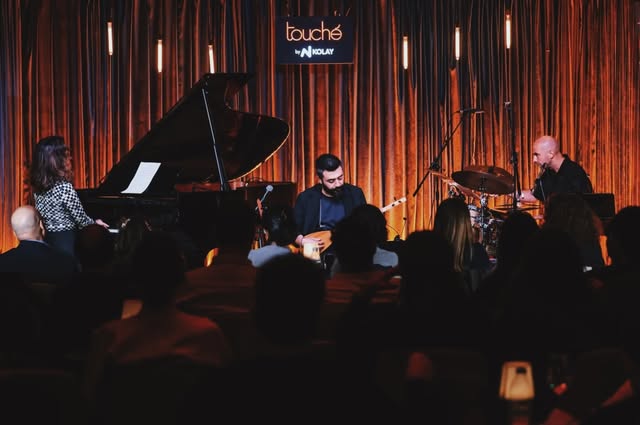 Akustik konser sahnesi ve seyirci