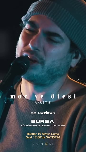 Sahnede ışık altında solo performans